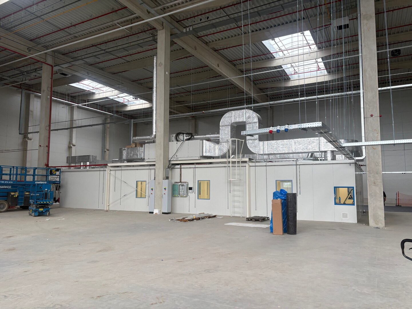 Manufacturing hall with cleanroom and production infrastructure at the XGLU facility